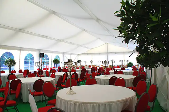 Mö/PR Eventservice – Stilvoll eingerichtetes Zelt mit runden Tischen und eleganter Bestuhlung – hochwertige Atmosphäre für Galaabende