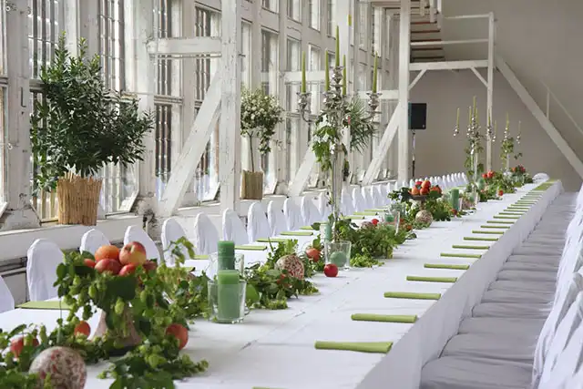 Mö/PR Eventservice – Elegant gedeckte Tische mit feiner Dekoration, geschmackvolles Ambiente für Feiern und besondere Anlässe