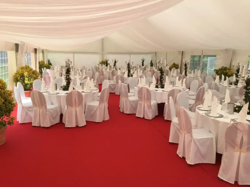 Mö/PR Eventservice – Großes Festzelt stilvoll dekoriert für eine Hochzeit – festliches Ambiente mit viel Platz für Gäste und Feierlichkeiten