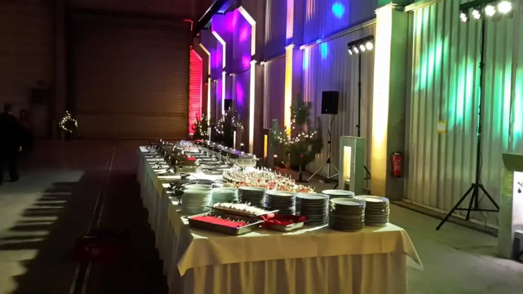 Mö/PR Eventservice – Vielfältiges Büfett bei einer Veranstaltung – hochwertiges Catering für Events, Feiern