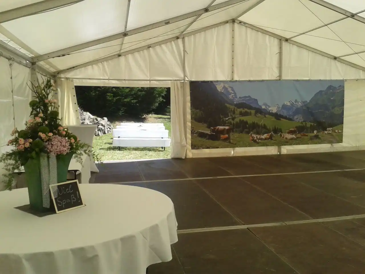 Mö/PR Eventservice – Innenraum eines Festzelts mit Bühne und Präsentationstechnik – professionelle Umgebung für Vorträge und Business-Events