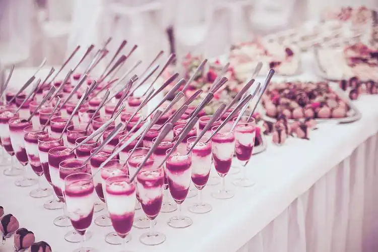 Mö/PR Eventservice – Auswahl an Speisen mit süßem Nachtisch am Buffet