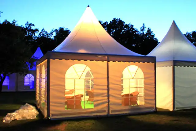 Mö/PR Eventservice – Zelt mit eleganter Beleuchtung im Innenbereich – atmosphärisches Ambiente für Abendveranstaltungen und exklusive Events
