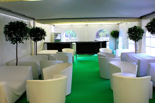 Mö/PR Eventservice – Innenraum eines Zelts mit modernen Cocktailsesseln – entspannte Sitzbereiche für Gäste bei Feiern und exklusiven Events